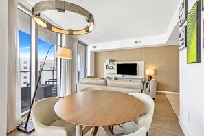 Smart TV - Ocean View Balcony with Pool & Gym Access (Hollywood)