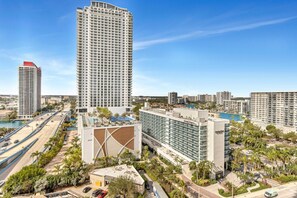 Exterior - Ocean View Balcony with Pool & Gym Access (Hollywood)