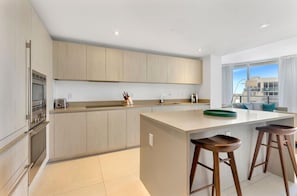 Kühlschrank, Mikrowelle, Ofen, Geschirrspüler