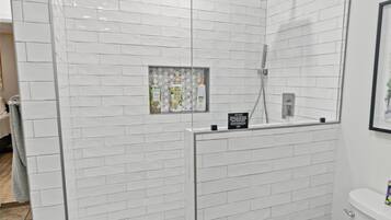 Douche, sèche-cheveux, serviettes fournies, savon