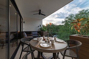 Outdoor dining - Chic Studio in Downtown Santa Cruz (Huatulco)