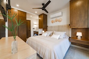 Desk, WiFi, bed sheets - Chic Studio in Downtown Santa Cruz (Huatulco)