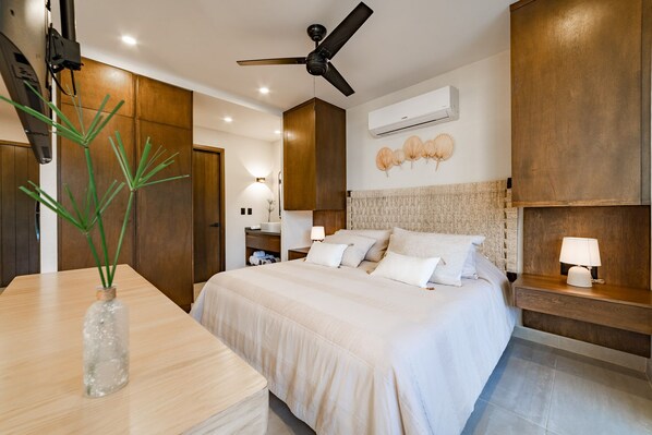 Desk, WiFi, bed sheets - Chic Studio in Downtown Santa Cruz (Huatulco)