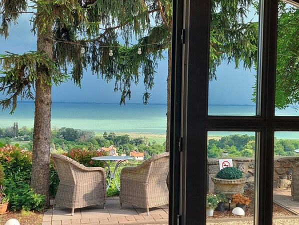 Outdoor dining - A charming country house with separate guest rooms overlooking the lake. (Badacsonytomaj)