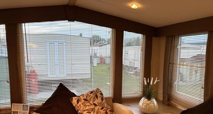 Lovely 3 bed caravan near the beach, ideal for families!