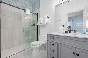 Regadera, secadora de cabello, toallas 