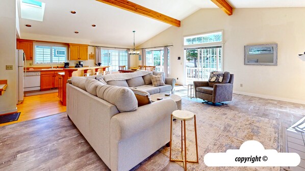 Smart TV, reproductor de DVD, futbolito y tenis de mesa