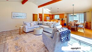 Smart TV, reproductor de DVD, futbolito y tenis de mesa