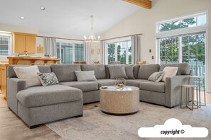 Smart-TV, DVD-spiller, fotballspill og bordtennis