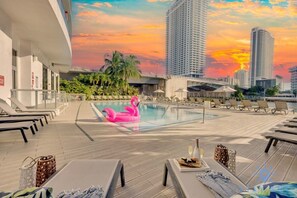 Pool - Stylish 2BR Apt w/Views (Pool & Gym) (Hallandale Beach)