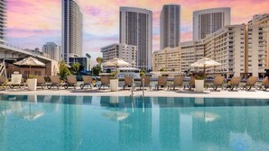 Pool - Stylish 2BR Apt w/Views (Pool & Gym) (Hallandale Beach)