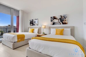 2 bedrooms, desk, iron/ironing board, WiFi - Stylish 2BR Apt w/Views (Pool & Gym) (Hallandale Beach)