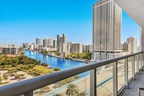 Property grounds - 2BR - Nice Views, Near Beach (Gym & Pool) (Hallandale Beach)