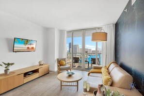 TV, offices - Infinite View| Balcony| Gym + Amazing Pool (Hallandale Beach)