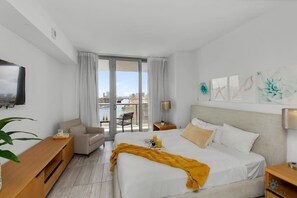 2 habitaciones, escritorio y tabla de planchar con plancha