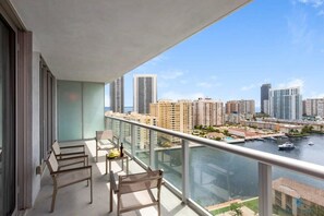 Property grounds - Infinite View| Balcony| Gym + Amazing Pool (Hallandale Beach)