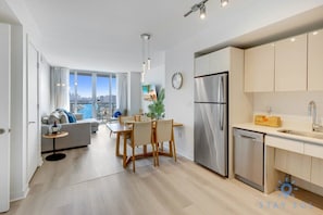 TV, offices - Infinite View + Balcony + Gym + Amazing Pool (Hallandale Beach)