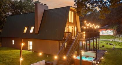 HonkyTonk Ridge, Hot Tub, Pub, Fire Pit, Sleeps 16