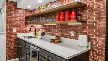 Coffee/tea maker, fridge, microwave, oven