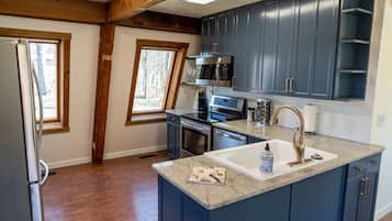 Jääkaappi, mikroaaltouuni, liesi, astianpesukone