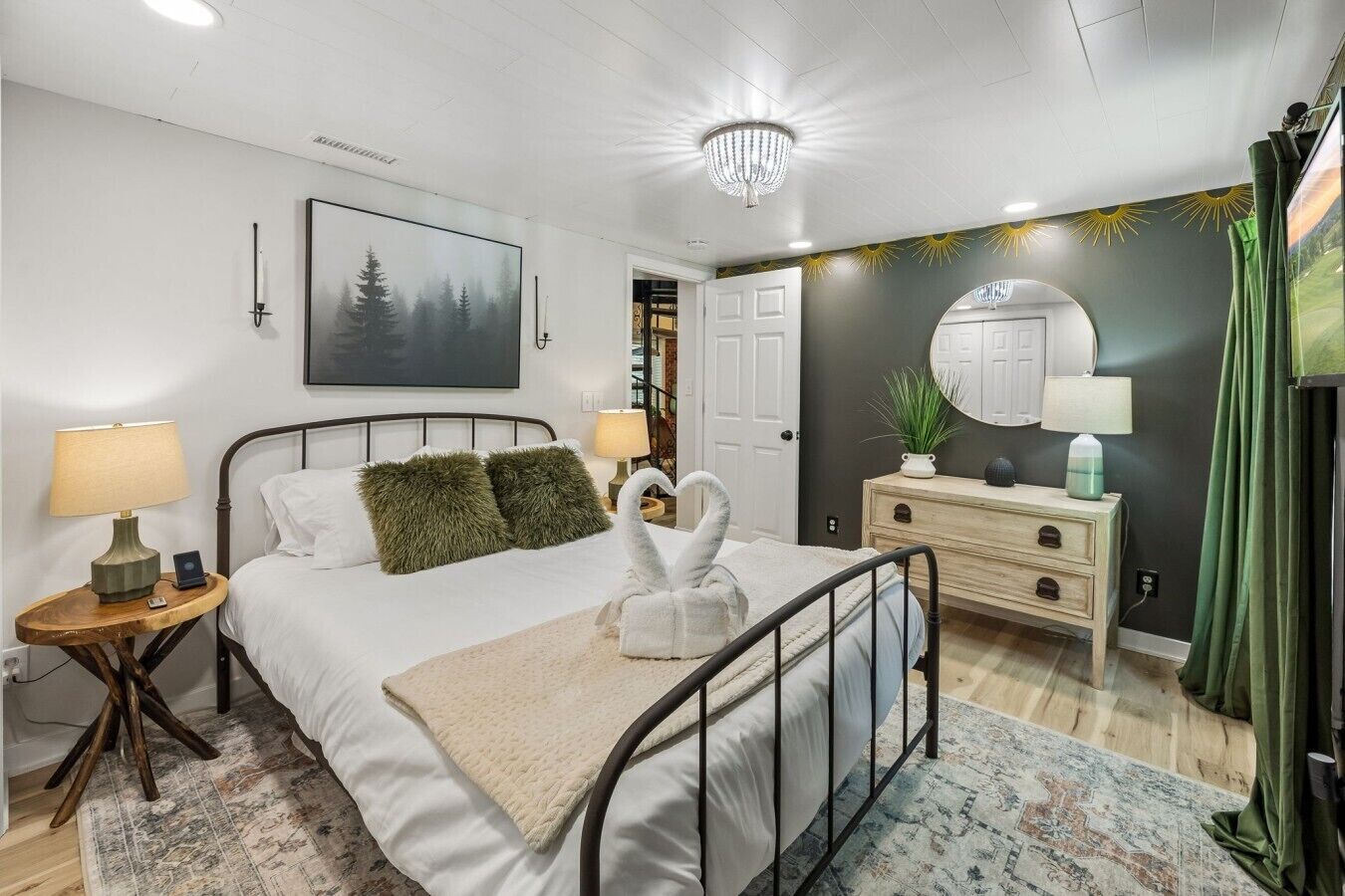 4 bedrooms, desk, iron/ironing board, WiFi (free)