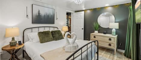 4 bedrooms, desk, iron/ironing board, WiFi (free)