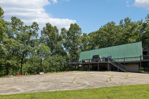 HonkyTonk Ridge, Hot Tub, Pub, Fire Pit, Sleeps 16