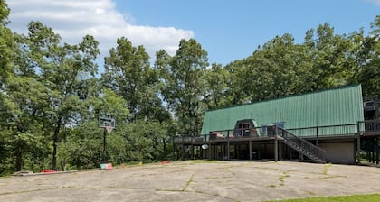 HonkyTonk Ridge, Hot Tub, Pub, Fire Pit, Sleeps 16