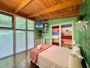 4 slaapkamers, een bureau, een strijkplank/strijkijzer, gratis wifi