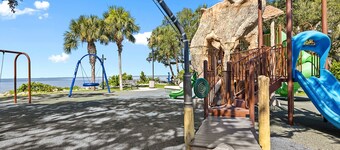 Luxury Place - 23017, one block away from Bayshore Park. 3/4 ml of Punta Gorda.