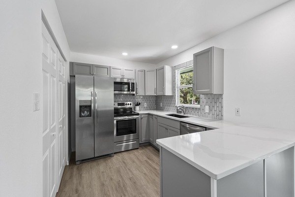 Geladeira, micro-ondas, fogão, cooktop