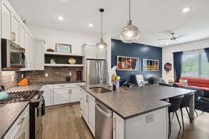 Fridge, microwave, oven, stovetop - New Listing - Garth's Getaway! New Summer Pricing (Nashville)