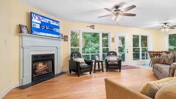 TV connectée, cheminée, baby-foot