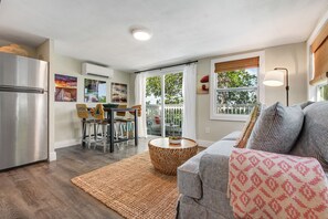 Living area - HAVANA DAYDREAMING ~ Waterfront 1 BR/1 Ba w/ Dockage & Hot Tub! (Stock Island)