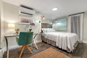 1 bedroom, desk, iron/ironing board, free WiFi - HAVANA DAYDREAMING ~ Waterfront 1 BR/1 Ba w/ Dockage & Hot Tub! (Stock Island)