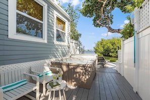 Outdoor spa tub - HAVANA DAYDREAMING ~ Waterfront 1 BR/1 Ba w/ Dockage & Hot Tub! (Stock Island)