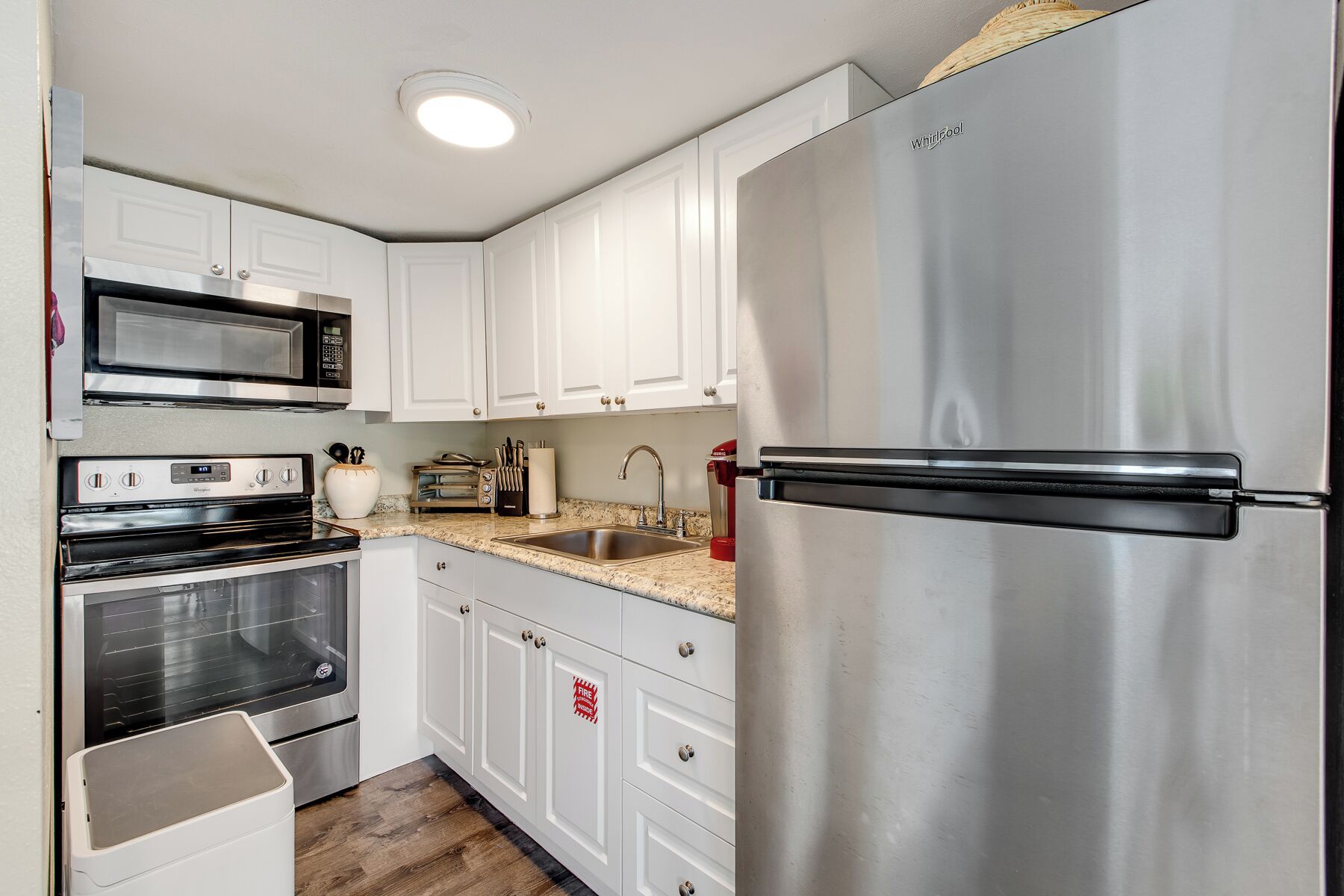 Réfrigérateur, micro-ondes, four, plaque de cuisson