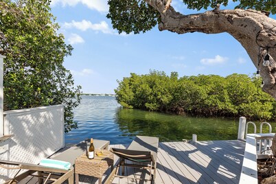 HAVANA DAYDREAMING ~ Waterfront 1 BR/1 Ba w/ Dockage & Hot Tub!