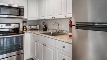 Frigorifero, microonde, forno, piano cottura