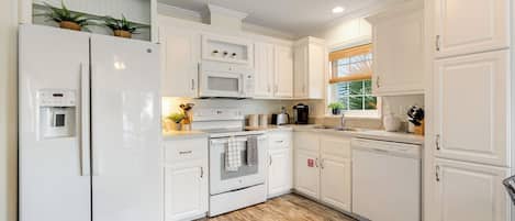 冷蔵庫、電子レンジ、オーブン、コンロ