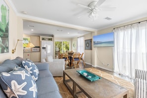 TV - INCOMMUNICADO ~ Waterfront 2 BR/2 Ba w/ Dockage and Hot Tub! (Stock Island)