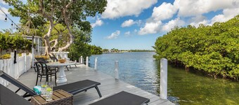 INCOMMUNICADO ~ Waterfront 2 BR/2 Ba w/ Dockage and Hot Tub!