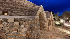 A stone building with a flat roof and a small window. - 3643 Masseria Stella del Monte by Perle di Puglia (Cisternino)