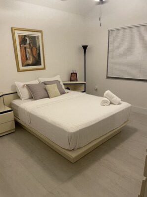 5 bedrooms, desk, iron/ironing board, free WiFi - The Gaudium House 
Spacious, peaceful, Pool, Game room, close to attractions (Miami)