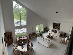 Smart TV, table tennis - The Gaudium House 
Spacious, peaceful, Pool, Game room, close to attractions (Miami)