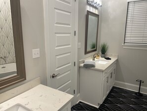 淋浴设施、吹风机、坐浴桶、毛巾