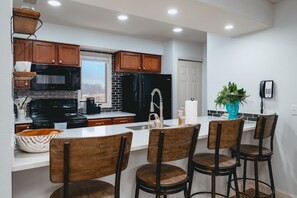 Fridge, microwave, oven, stovetop - Cozy 2-Bed Golf Course Condo. Minutes To The Beach! (Williamsburg)