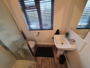 Towels, toilet paper - One bedroom flat centrally located.  (Woburn Sands)
