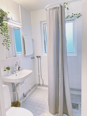 Hair dryer, towels, toilet paper - Cozy Room with free breakfast-3 minutes to train station (Morgongåva)