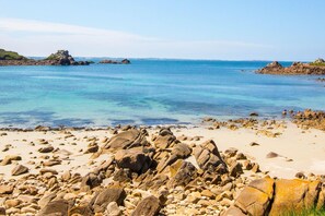 Beach nearby - Holiday Home in Plougasnou near Guerzit Beach (Plougasnou)